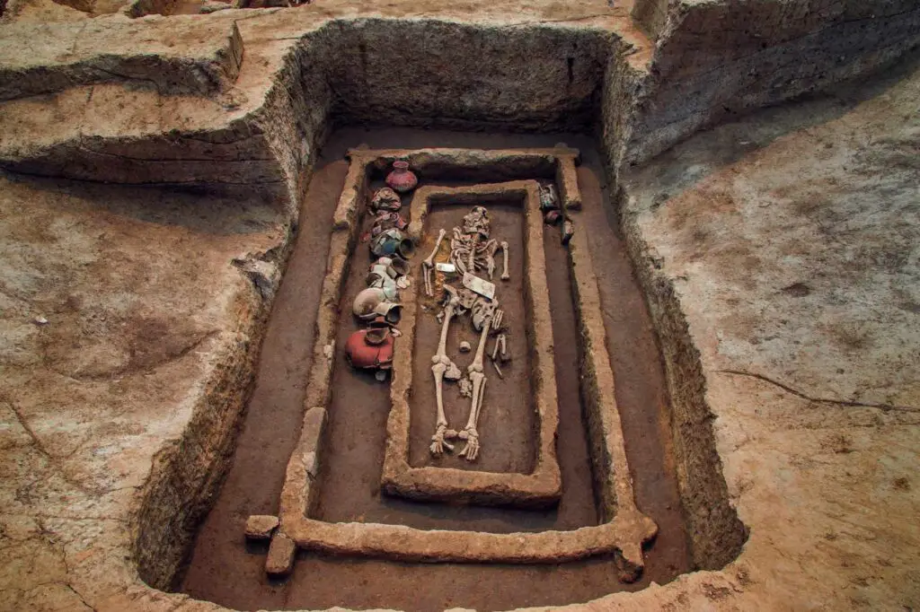 2 Archaeologists in China Discover a 5000 Year Old Giant Grave