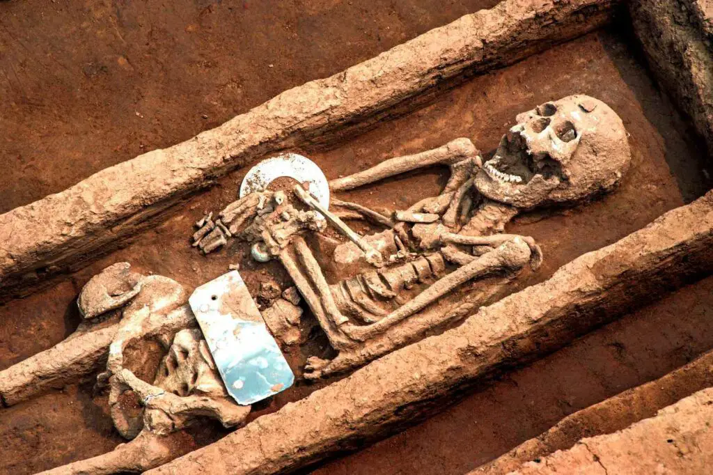 5 Archaeologists in China Discover a 5000 Year Old Giant Grave