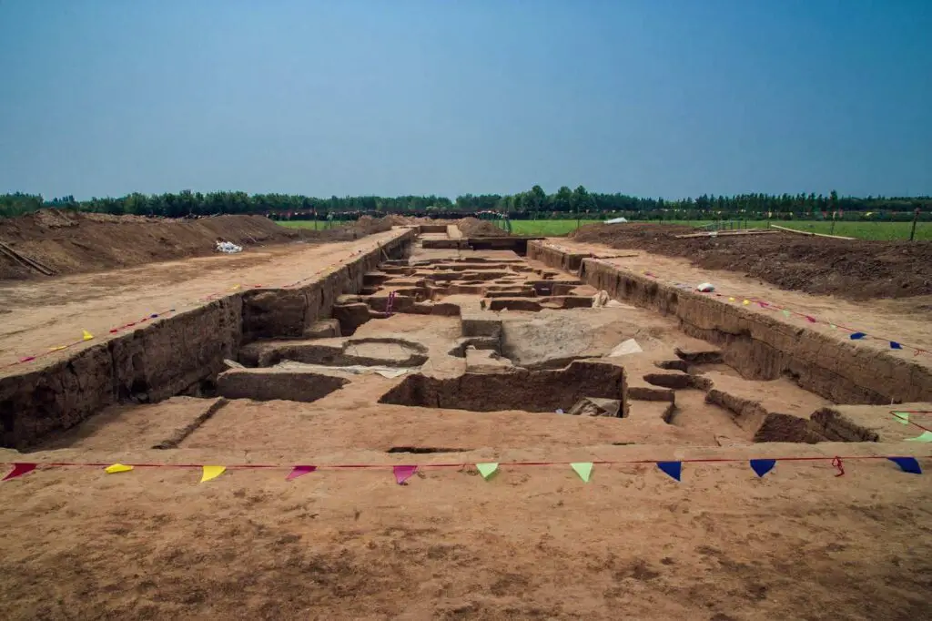 6 Archaeologists in China Discover a 5000 Year Old Giant Grave