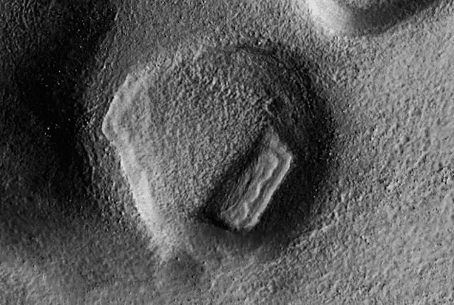 Ufologist discovers ancient alien base on Mars 2