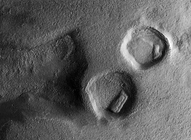 Ufologist discovers ancient alien base on Mars