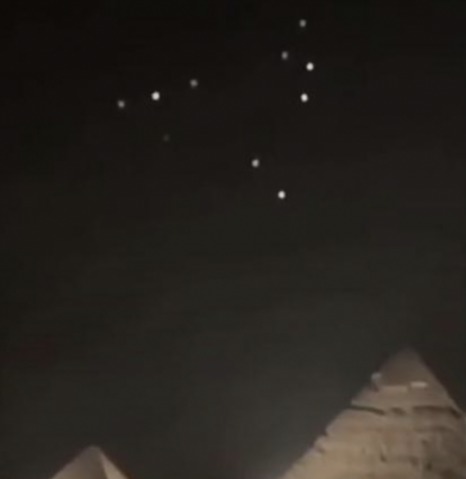 1 UFO Sighting Fleet Suddenly Appeared Over the Great Pyramid of Giza