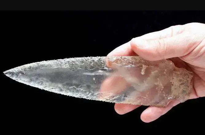 2 Archaic Crystal Dagger Gets Discovered in a Prehistoric Tomb