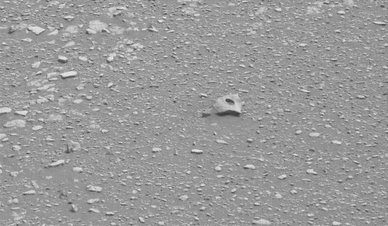 2 Curiosity Rover Sends a Photo of Metal Object on the Red Planet