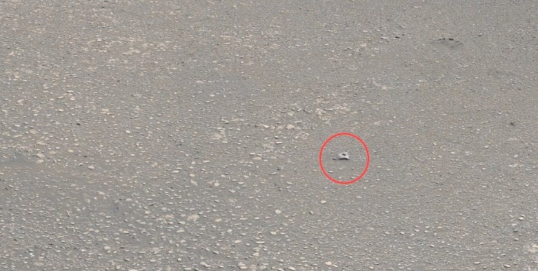 1 Curiosity Rover Sends a Photo of Metal Object on the Red Planet
