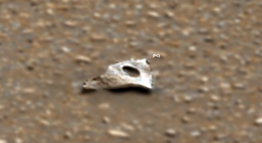 4 Curiosity Rover Sends a Photo of Metal Object on the Red Planet